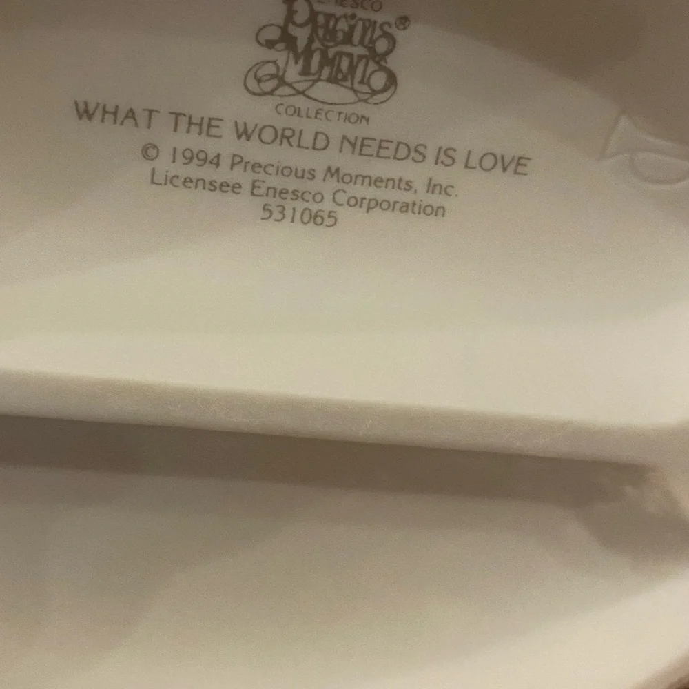 Precious moments figurine what the world needs is love #531065 - Picture 6 of 7